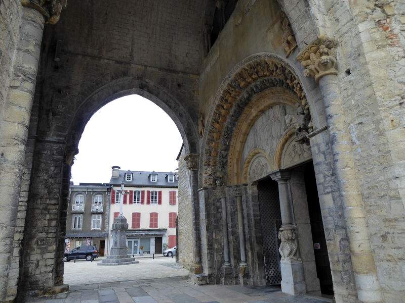 Pórtico románico de la catedral de Sainte-Marie, en Oloron