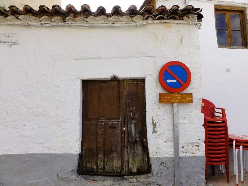 Puerta y señales en Tábara