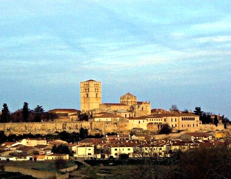 La catedral de Zamora vista desde el barrio de San Frontis