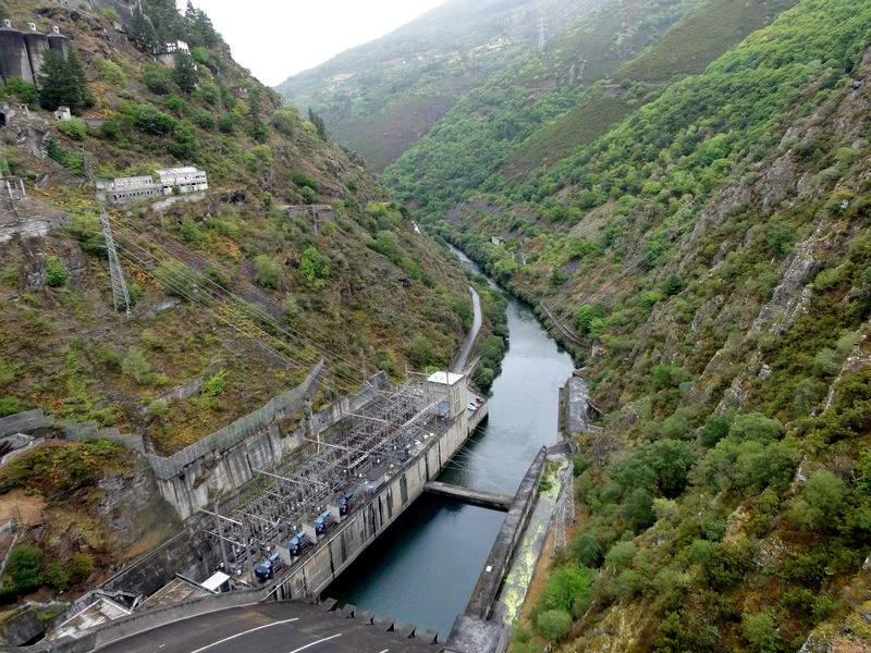 Presa del embalse de Salime sobre el río Navia