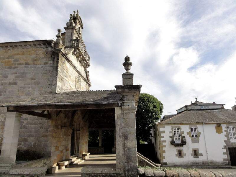 Iglesia y pazo de Vilabade
